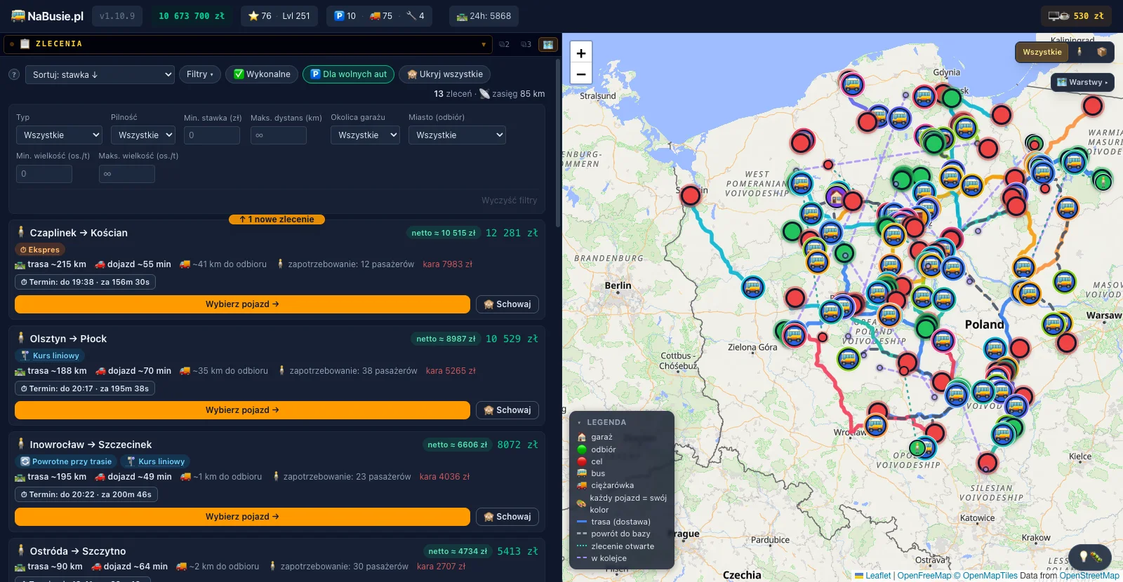 Gra NaBusie.pl — lista dostępnych zleceń obok mapy Polski z kilkudziesięcioma pojazdami w trasie, prowadzonymi realnymi drogami